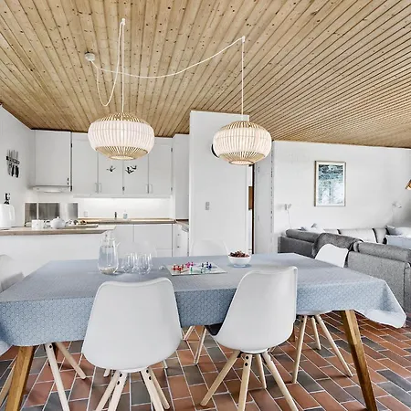 Gorgeous In With Kitchen Holiday home